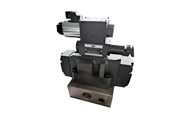 工程機械（混凝土泵車(chē)）中的帶緩沖換向閥組